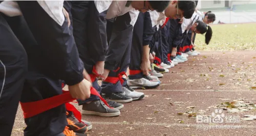 两人三足趣味游戏
