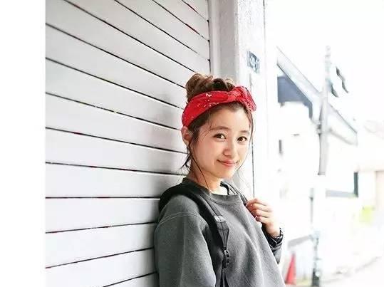 夏季8种最时尚的丝巾系法