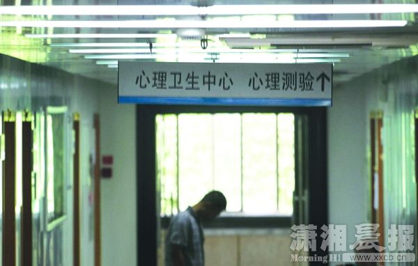 男子借钱炒股亏了100万 患上”炒股病”