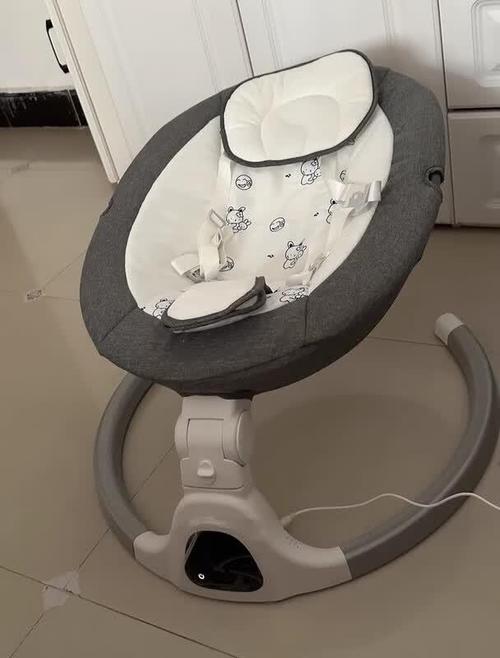 婴儿自动摇篮的设计