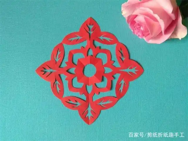 剪纸图解教程：掌握这几个步骤，你也能剪出漂亮的树叶窗花