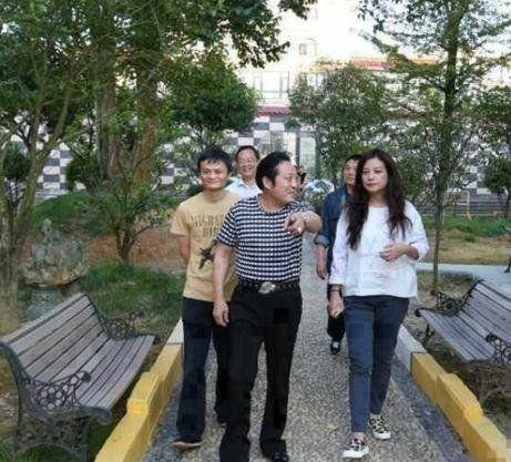 赵薇股市盈利近34亿：离不开这三个男人