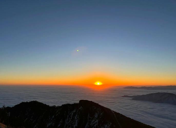 去牛背山感受苍穹浩海无际